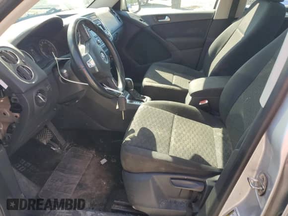 2014 Volkswagen Tiguan S z VIN WVGAV3AX7EW621724, wystawiony jako Copart lot #86763145 z przebiegiem 148 678 mil mil oraz Czysty tytuł • Clean title. Historia ofert i sprzedaży dostępna na DreamBid. Obrazek 7.