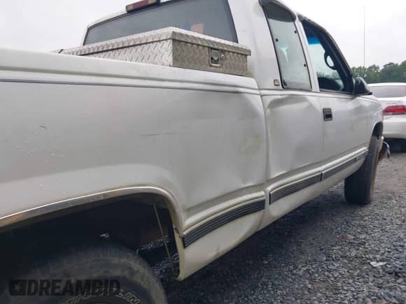 1998 Chevrolet Silverado 1500 z VIN 1GCEK19R3WE129448, wystawiony jako IAAI lot #42975561 z przebiegiem 592 686 mil mil oraz . Historia ofert i sprzedaży dostępna na DreamBid. Obrazek 6.