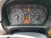 2011 BMW 3 Series 328i xDrive z VIN WBAPK5G56BNN27857, wystawiony jako Copart lot #90687725 z przebiegiem 140 913 mil mil oraz Czysty tytuł • Clean title. Historia ofert i sprzedaży dostępna na DreamBid. Obrazek 9.