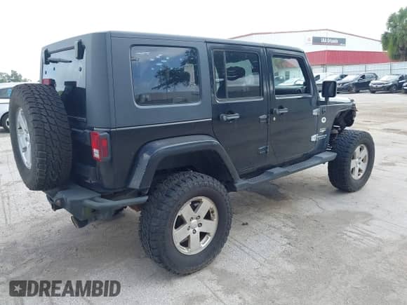 2007 Jeep Wrangler Unlimited Sahara z VIN 1J8GA59187L104774, wystawiony jako IAAI lot #42485359 z przebiegiem 192 254 mil mil oraz . Historia ofert i sprzedaży dostępna na DreamBid. Obrazek 4.