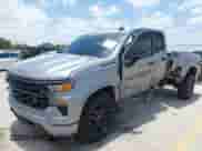 2025 Chevrolet Silverado 1500 z VIN 1GCRKBEK0SZ264681, wystawiony jako IAAI lot #42570981 z przebiegiem 4 783 mil mil oraz . Historia ofert i sprzedaży dostępna na DreamBid. Obrazek 2.