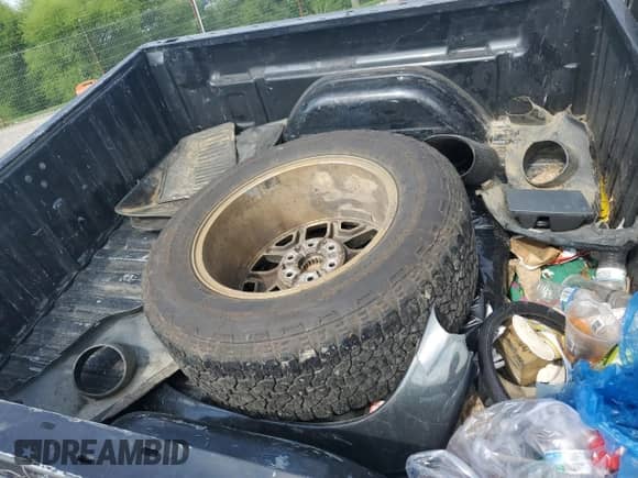 2005 GMC Sierra 1500 SLE z VIN 2GTEK13T551183872, wystawiony jako Copart lot #62696625 z przebiegiem 318 449 mil mil oraz Szkoda całkowita • Salvage title. Historia ofert i sprzedaży dostępna na DreamBid. Obrazek 12.
