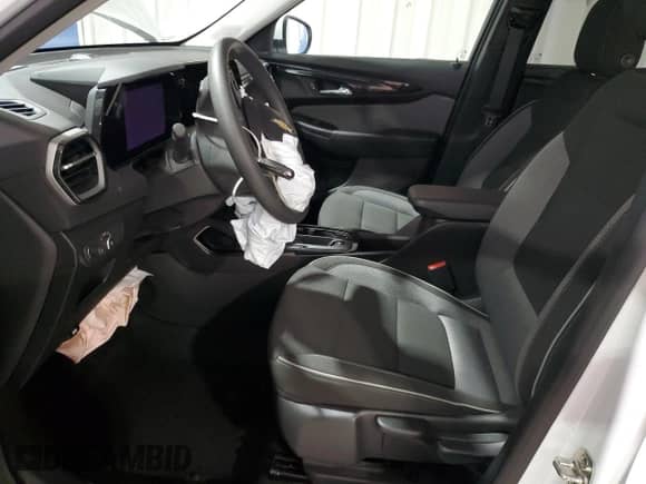 2025 Chevrolet TrailBlazer LT z VIN KL79MPSL6SB211185, wystawiony jako Copart lot #84542325 z przebiegiem 10 329 mil mil oraz Czysty tytuł • Clean title. Historia ofert i sprzedaży dostępna na DreamBid. Obrazek 7.
