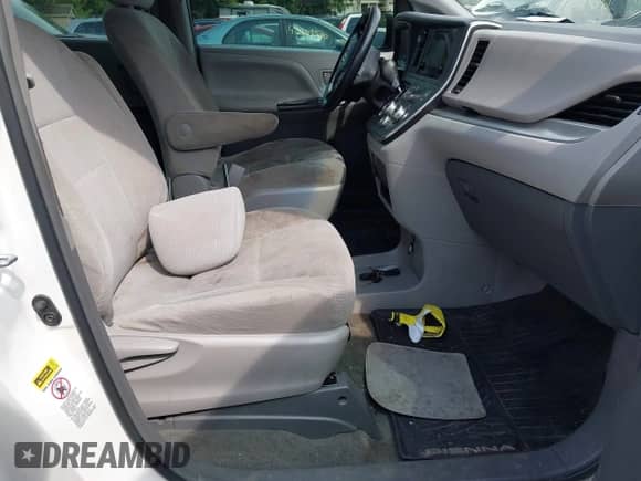 2017 Toyota Sienna L z VIN 5TDZZ3DC4HS779866, wystawiony jako IAAI lot #42790394 z przebiegiem 130 059 mil mil oraz . Historia ofert i sprzedaży dostępna na DreamBid. Obrazek 5.