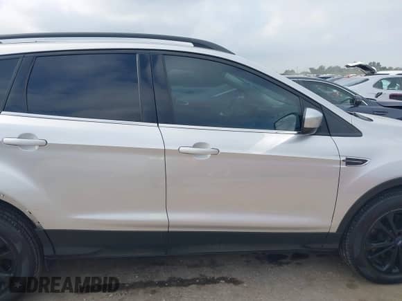 2018 Ford Escape SE z VIN 1FMCU9GD9JUC78285, wystawiony jako IAAI lot #43092402 z przebiegiem 111 326 mil mil oraz . Historia ofert i sprzedaży dostępna na DreamBid. Obrazek 13.