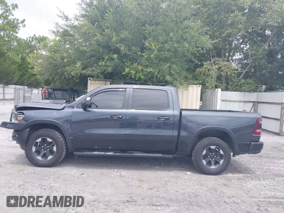 2020 Ram 1500 Rebel z VIN 1C6SRFLT0LN315399, wystawiony jako IAAI lot #42988101 z przebiegiem 93 786 mil mil oraz . Historia ofert i sprzedaży dostępna na DreamBid. Obrazek 14.