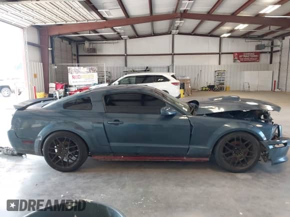 2007 Ford Mustang GT Deluxe z VIN 1ZVHT82H375269051, wystawiony jako IAAI lot #43065551 z przebiegiem 94 434 mil mil oraz . Historia ofert i sprzedaży dostępna na DreamBid. Obrazek 14.