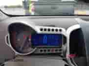 2013 Chevrolet Sonic RS z VIN 1G1JH6SB5D4158355, wystawiony jako IAAI lot #42234638 z przebiegiem 164 870 mil mil oraz . Historia ofert i sprzedaży dostępna na DreamBid. Obrazek 7.