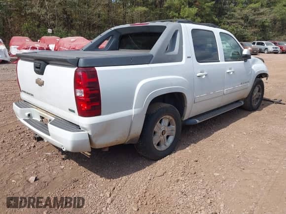 2011 Chevrolet Avalanche LT z VIN 3GNMCFE08BG106495, wystawiony jako IAAI lot #43354297 z przebiegiem 237 222 mil mil oraz . Historia ofert i sprzedaży dostępna na DreamBid. Obrazek 4.