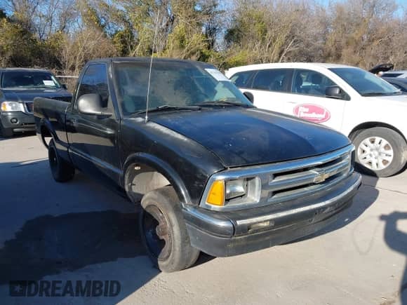 1996 Chevrolet S-10 z VIN 1GCCS144XTK138471, wystawiony jako IAAI lot #41225298 z przebiegiem 362 239 mil mil oraz . Historia ofert i sprzedaży dostępna na DreamBid. Obrazek 1.