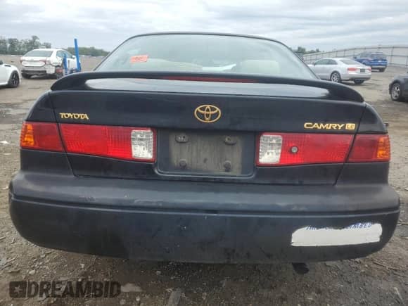 2001 Toyota Camry CE z VIN 4T1BG22K71U029970, wystawiony jako Copart lot #67166085 z przebiegiem 264 579 mil mil oraz Czysty tytuł • Clean title. Historia ofert i sprzedaży dostępna na DreamBid. Obrazek 6.