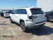 2017 Jeep Grand Cherokee Trailhawk z VIN 1C4RJFLT7HC668546, wystawiony jako IAAI lot #41988464 z przebiegiem 141 042 mil mil oraz . Historia ofert i sprzedaży dostępna na DreamBid. Obrazek 3.