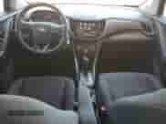 2020 Chevrolet Trax LS z VIN 3GNCJKSB6LL329367, wystawiony jako Copart lot #86851245 z przebiegiem 68 860 mil mil oraz Szkoda całkowita • Salvage title. Historia ofert i sprzedaży dostępna na DreamBid. Obrazek 8.