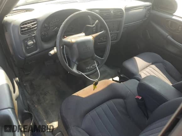 2003 Chevrolet S-10 LS с VIN 1GCDT19X538246482, выставлен на аукционе Copart как лот 46163205 с пробегом Не указан миль и Списание • Salvage title. История ставок и продаж доступна на DreamBid. Изображение 8.