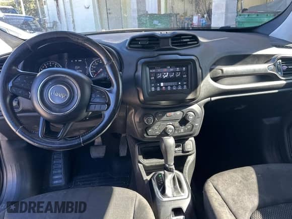 2018 Jeep Renegade Latitude with VIN ZACCJABB6JPG65463, listed as a Copart auction lot 82365444 with 147,703 mi miles and Clean title. Bid and sale history available at DreamBid. Image 9.