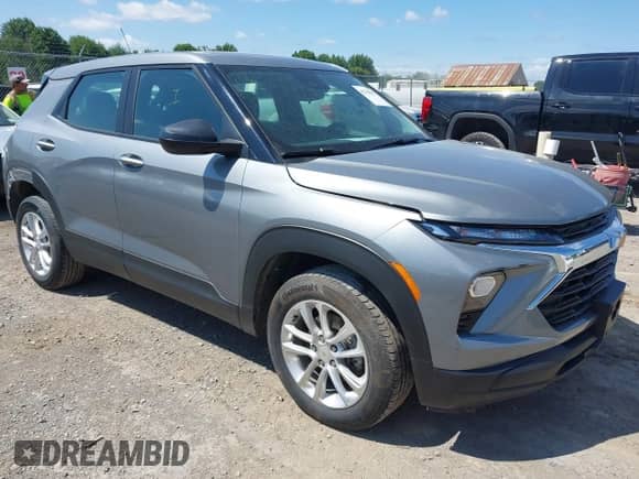 2024 Chevrolet TrailBlazer LS z VIN KL79MNSL9RB038051, wystawiony jako IAAI lot #42780037 z przebiegiem 31 610 mil mil oraz . Historia ofert i sprzedaży dostępna na DreamBid. Obrazek 1.