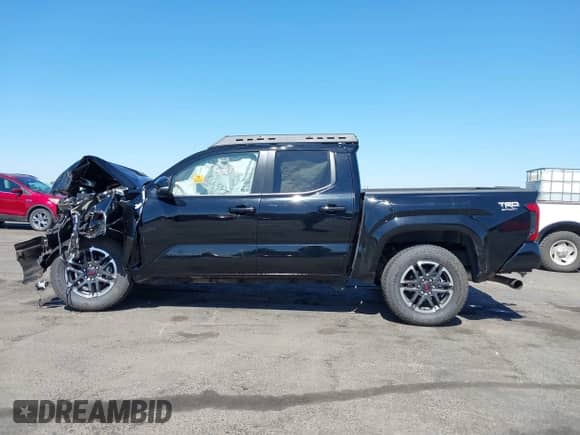 2024 Toyota Tacoma SR5 z VIN 3TMLB5JN5RM077620, wystawiony jako IAAI lot #43221023 z przebiegiem 11 482 mil mil oraz . Historia ofert i sprzedaży dostępna na DreamBid. Obrazek 14.