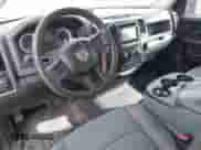 2013 Ram 1500 Express z VIN 1C6RR7FT4DS556093, wystawiony jako IAAI lot #40337176 z przebiegiem 134 847 mil mil oraz . Historia ofert i sprzedaży dostępna na DreamBid. Obrazek 18.