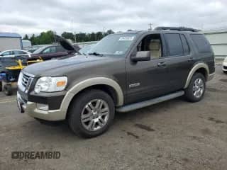 2008 Ford Explorer Eddie Bauer z VIN 1FMEU74E88UA69589, wystawiony jako Copart lot #69458025 z przebiegiem 133 453 mil mil oraz Szkoda całkowita • Salvage title. Historia ofert i sprzedaży dostępna na DreamBid. Obrazek 1.