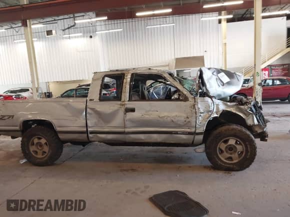 1994 GMC Sierra 1500 z VIN 2GTEK19K6R1571262, wystawiony jako IAAI lot #42183695 z przebiegiem 198 872 mil mil oraz . Historia ofert i sprzedaży dostępna na DreamBid. Obrazek 13.