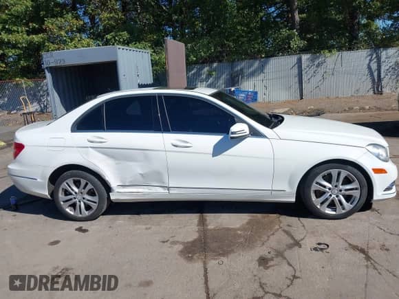 2013 Mercedes-Benz C 300 Sport с VIN WDDGF8AB5DR299259, выставлен на аукционе IAAI как лот 43406105 с пробегом 175 495 миль миль и . История ставок и продаж доступна на DreamBid. Изображение 13.