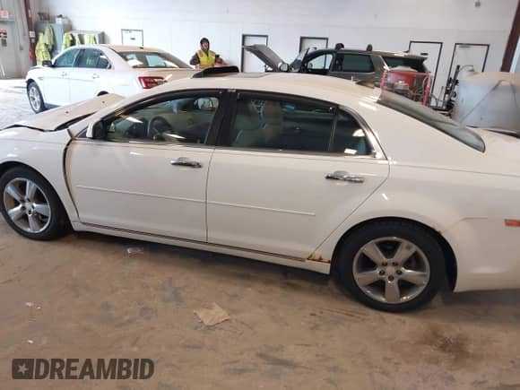 2012 Chevrolet Malibu 2LT z VIN 1G1ZD5E06CF141408, wystawiony jako IAAI lot #43165579 z przebiegiem 128 671 mil mil oraz . Historia ofert i sprzedaży dostępna na DreamBid. Obrazek 14.