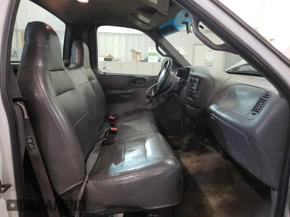 2002 Ford F-150 XL z VIN 1FTRF18W72KB04366, wystawiony jako Copart lot #54933503 z przebiegiem 182 593 mil mil oraz Nie do naprawy • Non repairable. Historia ofert i sprzedaży dostępna na DreamBid. Obrazek 7.