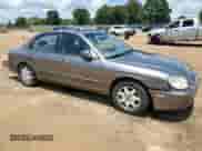 2001 Hyundai Sonata GLS z VIN KMHWF35V61A477442, wystawiony jako Copart lot #64907884 z przebiegiem 160 326 mil mil oraz Szkoda całkowita • Salvage title. Historia ofert i sprzedaży dostępna na DreamBid. Obrazek 4.