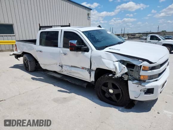 2015 Chevrolet Silverado 2500HD LTZ z VIN 1GC1KWE8XFF664201, wystawiony jako Copart lot #67785295 z przebiegiem 129 648 mil mil oraz Szkoda całkowita • Salvage title. Historia ofert i sprzedaży dostępna na DreamBid. Obrazek 4.