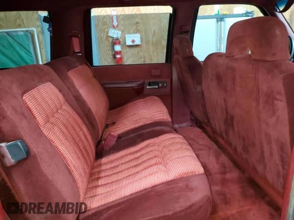 1994 Chevrolet Suburban z VIN 1GNFK16K5RJ382205, wystawiony jako Copart lot #77995064 z przebiegiem 294 600 mil mil oraz Czysty tytuł • Clean title. Historia ofert i sprzedaży dostępna na DreamBid. Obrazek 11.