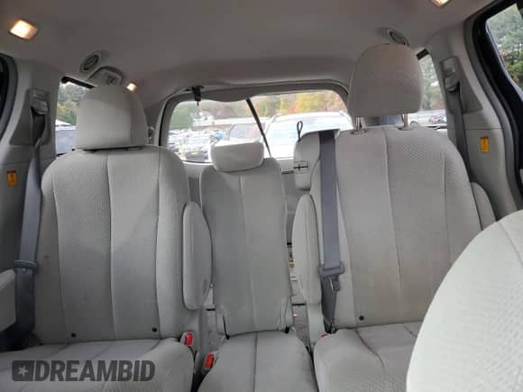 2011 Toyota Sienna LE z VIN 5TDKK3DC9BS047018, wystawiony jako Copart lot #82652505 z przebiegiem 151 351 mil mil oraz Czysty tytuł • Clean title. Historia ofert i sprzedaży dostępna na DreamBid. Obrazek 10.