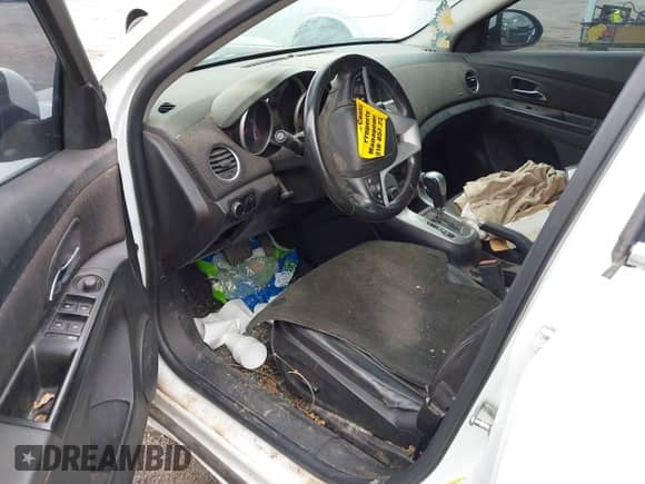 2013 Chevrolet Cruze 2LT z VIN 1G1PE5SB0D7320677, wystawiony jako IAAI lot #42141578 z przebiegiem Nie podano mil oraz . Historia ofert i sprzedaży dostępna na DreamBid. Obrazek 6.