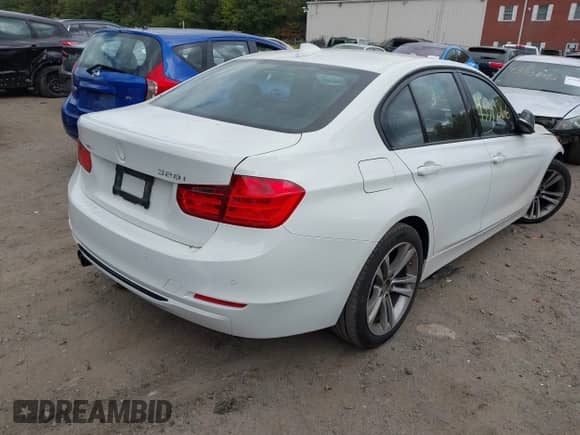 2015 BMW 3 Series 328i xDrive z VIN WBA3B3G52FNT18723, wystawiony jako IAAI lot #43313266 z przebiegiem 97 068 mil mil oraz . Historia ofert i sprzedaży dostępna na DreamBid. Obrazek 4.