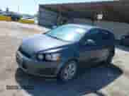 2013 Chevrolet Sonic LS с VIN 1G1JB6SG9D4117157, выставлен на аукционе IAAI как лот 42703451 с пробегом 74 101 миль миль и . История ставок и продаж доступна на DreamBid. Изображение 18.