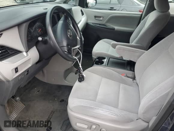 2015 Toyota Sienna LE с VIN 5TDKK3DC2FS654657, выставлен на аукционе Copart как лот 81746955 с пробегом 147 582 миль миль и Списание • Salvage title. История ставок и продаж доступна на DreamBid. Изображение 7.