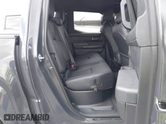 2024 Toyota Tacoma SR5 z VIN 3TMLB5JN2RM051282, wystawiony jako IAAI lot #42370502 z przebiegiem 3 932 mil mil oraz . Historia ofert i sprzedaży dostępna na DreamBid. Obrazek 8.