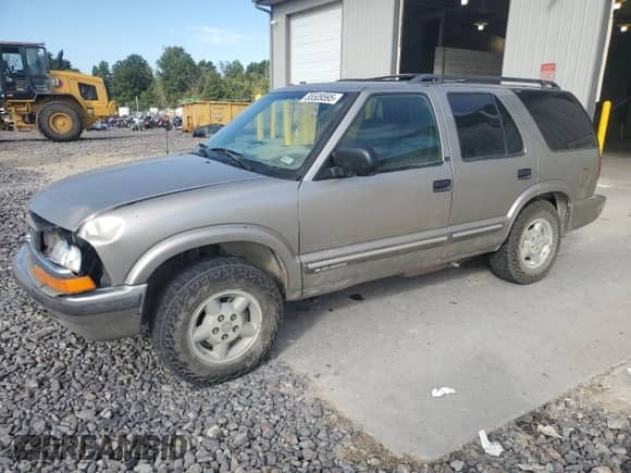 2000 Chevrolet Blazer LS z VIN 1GNDT13W8Y2273628, wystawiony jako Copart lot #85509595 z przebiegiem 231 629 mil mil oraz Szkoda całkowita • Salvage title. Historia ofert i sprzedaży dostępna na DreamBid. Obrazek 1.