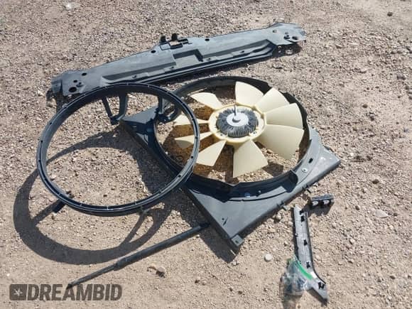 2015 Chevrolet Silverado 2500HD Work Truck z VIN 1GC1KUE81FF569806, wystawiony jako IAAI lot #42896050 z przebiegiem 160 673 mil mil oraz . Historia ofert i sprzedaży dostępna na DreamBid. Obrazek 12.