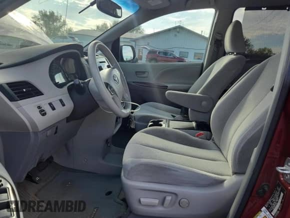 2013 Toyota Sienna LE AAS z VIN 5TDKK3DC0DS379299, wystawiony jako Copart lot #81824495 z przebiegiem 151 243 mil mil oraz Szkoda całkowita • Salvage title. Historia ofert i sprzedaży dostępna na DreamBid. Obrazek 7.