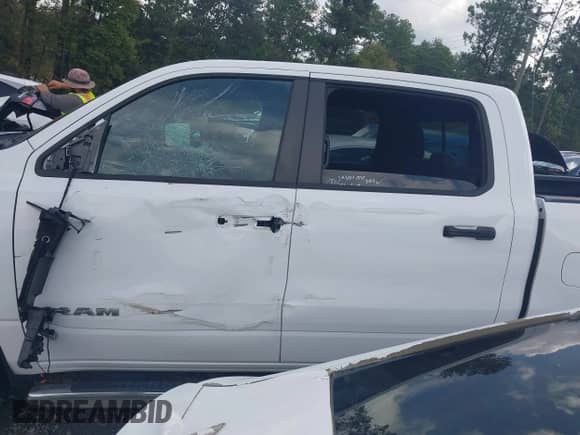 2023 Ram 1500 Big Horn z VIN 1C6RREFT0PN693121, wystawiony jako IAAI lot #43397157 z przebiegiem 32 987 mil mil oraz . Historia ofert i sprzedaży dostępna na DreamBid. Obrazek 14.