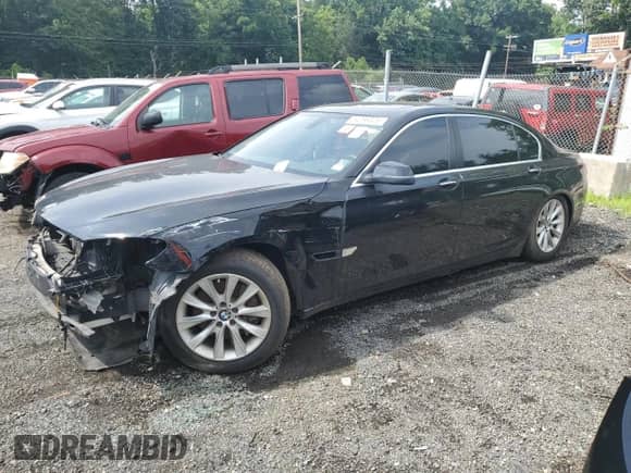 2015 BMW 7 Series 740Li z VIN WBAYE4C53FD947082, wystawiony jako Copart lot #64368025 z przebiegiem Nie podano mil oraz Szkoda całkowita • Salvage title. Historia ofert i sprzedaży dostępna na DreamBid. Obrazek 1.