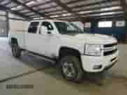 2011 Chevrolet Silverado 2500HD LTZ z VIN 1GC1KYC89BF260220, wystawiony jako Copart lot #57299895 z przebiegiem 223 957 mil mil oraz Czysty tytuł • Clean title. Historia ofert i sprzedaży dostępna na DreamBid. Obrazek 4.
