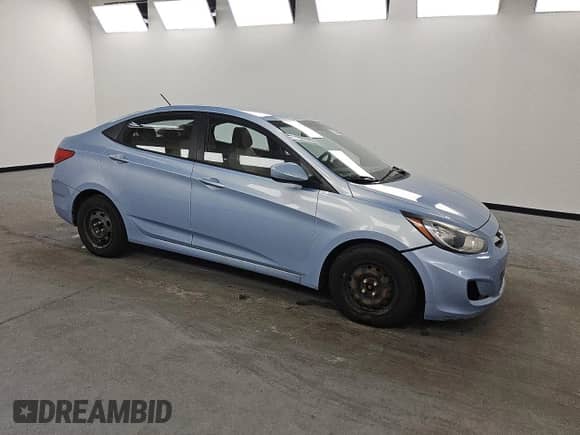 2014 Hyundai Accent GLS z VIN KMHCT4AEXEU659429, wystawiony jako Copart lot #84882725 z przebiegiem 153 222 mil mil oraz Czysty tytuł • Clean title. Historia ofert i sprzedaży dostępna na DreamBid. Obrazek 4.