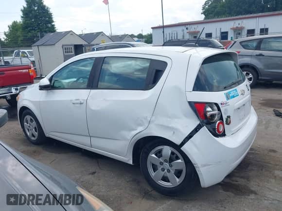 2016 Chevrolet Sonic LS z VIN 1G1JA6SHXG4177027, wystawiony jako IAAI lot #42797002 z przebiegiem 123 959 mil mil oraz . Historia ofert i sprzedaży dostępna na DreamBid. Obrazek 14.