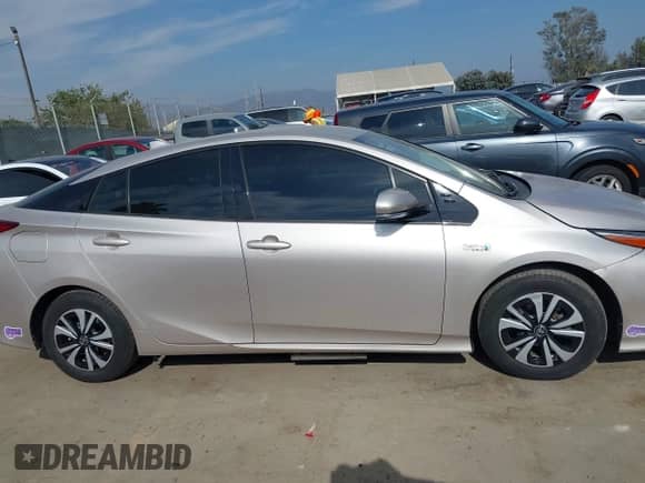 2018 Toyota Prius Plus z VIN JTDKARFP7J3099284, wystawiony jako IAAI lot #42920662 z przebiegiem 51 694 mil mil oraz . Historia ofert i sprzedaży dostępna na DreamBid. Obrazek 13.