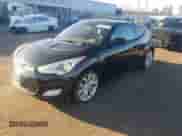 2013 Hyundai Veloster w/Gray Int z VIN KMHTC6AD9DU118115, wystawiony jako Copart lot #90233175 z przebiegiem 143 028 mil mil oraz Czysty tytuł • Clean title. Historia ofert i sprzedaży dostępna na DreamBid. Obrazek 1.