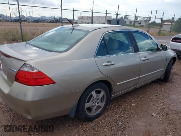 2006 Honda Accord with NAVI z VIN JHMCN36536C001068, wystawiony jako IAAI lot #40034392 z przebiegiem 323 442 mil mil oraz . Historia ofert i sprzedaży dostępna na DreamBid. Obrazek 4.