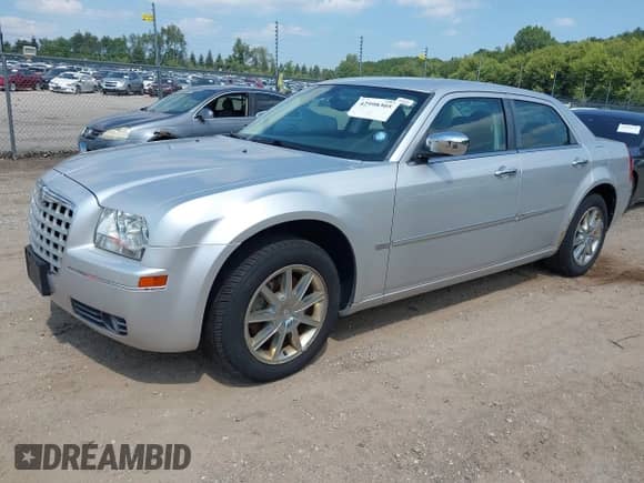 2010 Chrysler 300 Touring Signature с VIN 2C3CK5CV1AH218753, выставлен на аукционе IAAI как лот 42998305 с пробегом 83 956 миль миль и . История ставок и продаж доступна на DreamBid. Изображение 2.