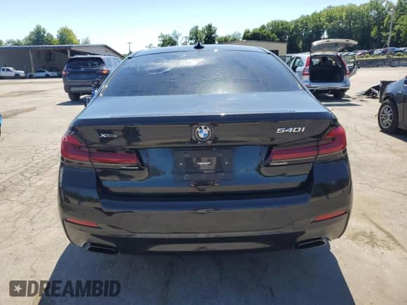 2022 BMW 5 Series 540i xDrive z VIN WBA73BJ01NWX50816, wystawiony jako Copart lot #68688985 z przebiegiem 40 328 mil mil oraz Szkoda całkowita • Salvage title. Historia ofert i sprzedaży dostępna na DreamBid. Obrazek 6.