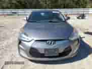 2013 Hyundai Veloster w/Black Int z VIN KMHTC6AD2DU144524, wystawiony jako Copart lot #86604965 z przebiegiem 101 979 mil mil oraz Czysty tytuł • Clean title. Historia ofert i sprzedaży dostępna na DreamBid. Obrazek 5.